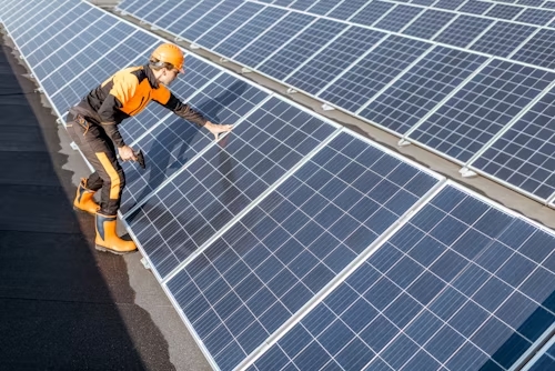 image of technicien install system solair